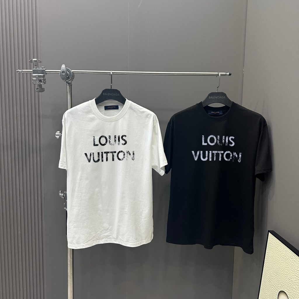 LO% UIS VU & ITTON/L @ V2026 Star คลาสสิกรอบคอแขนสั้นเสื้อยืดผู้ชายผู้หญิงฤดูใบไม้ร่วงโลโก้พิมพ์ Sli