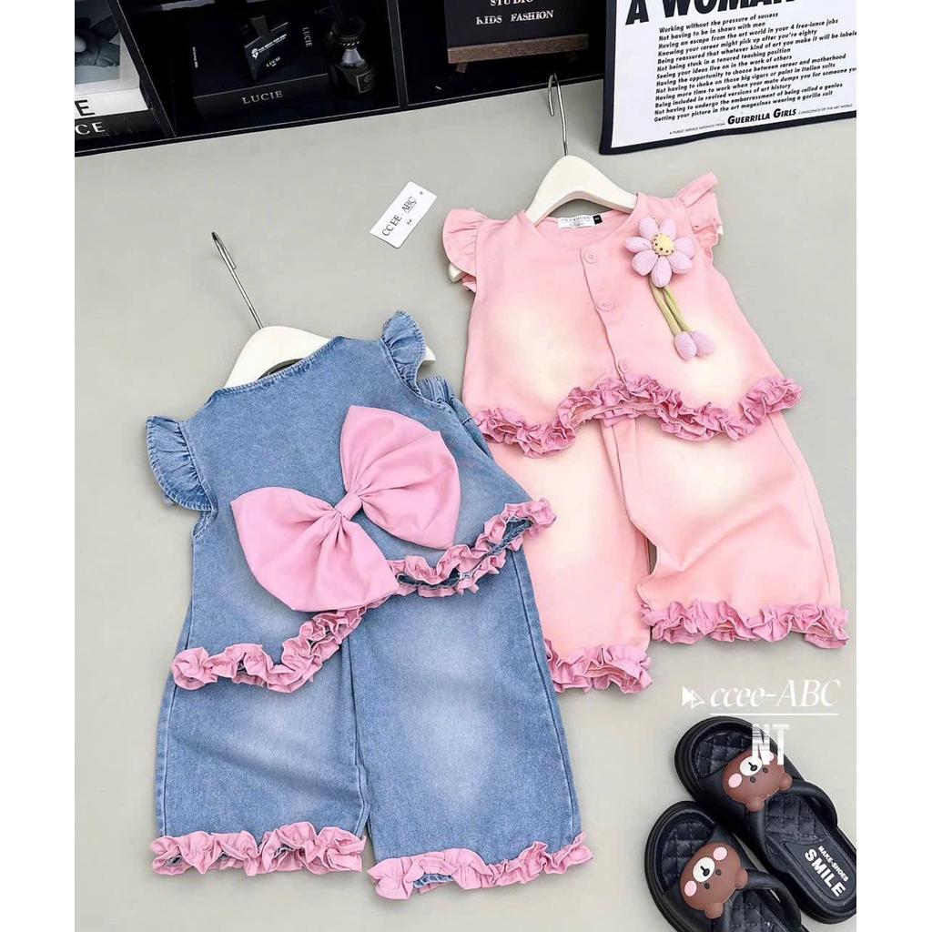 G386 (ขนาด 90-140) ชุดเซ็ทผ้ายีนส์นิ่มเสื้อแขนกุดติดดอกไม้ ตกแต่งโบว์หลัง และกางเกงขายาว