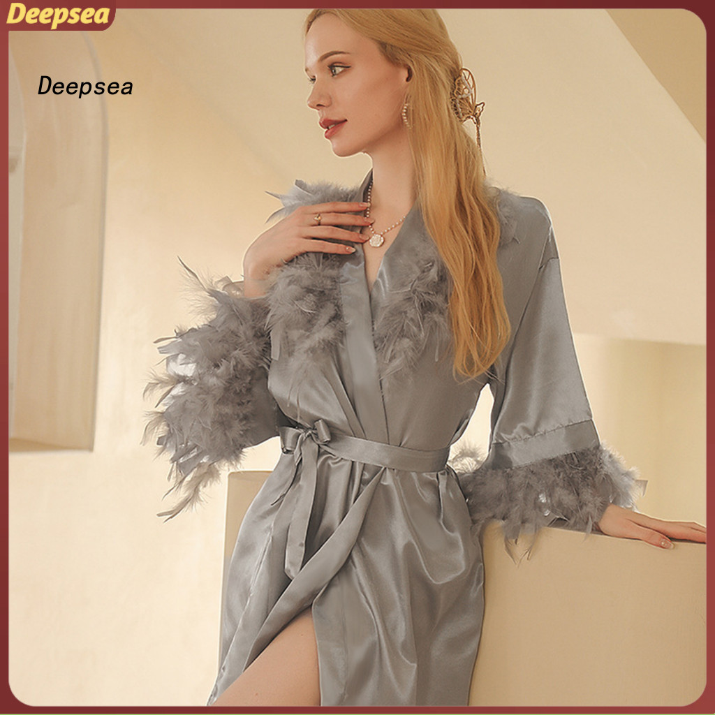 DPA Nightgown สำหรับผู้หญิง ตกแต่งด้วยขนนุ่มและลายปัก พิมพ์เส้นขอบหรูหรา มีสายคาดเอวและคอกี้ทรง V เห