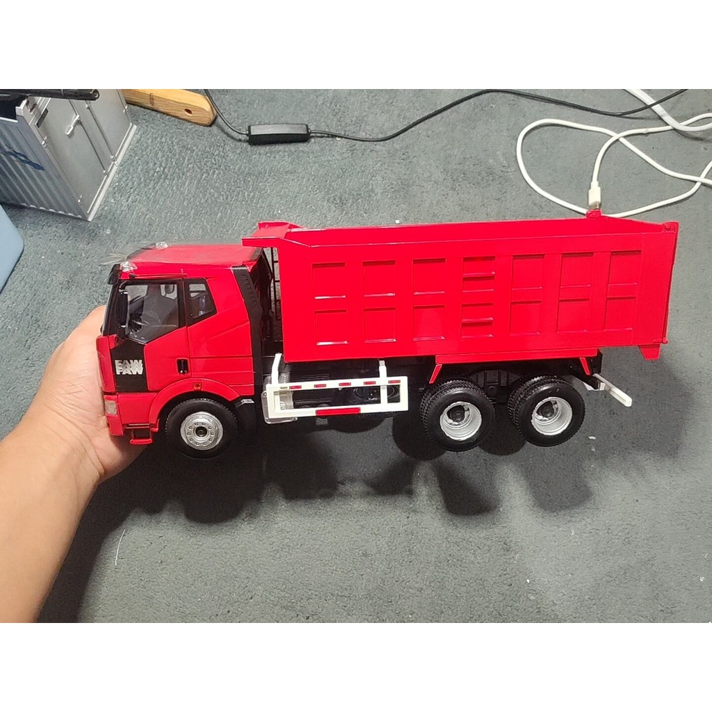 [สต๊อกพร้อม] X Out of the Original Factory 1: 24 Free J6 Dump Truck Model, Color Self-Discmination, 
