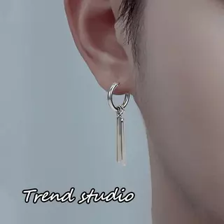ต่างหูทรงแท่งสี่เหลี่ยมผืนผ้า ดีไซน์แบบแท่งคู่มีความโดดเด่นและทันสมัย ​​มีให้เลือกทั้งสีดำและสีขาว ต่างหูสแตนเลส