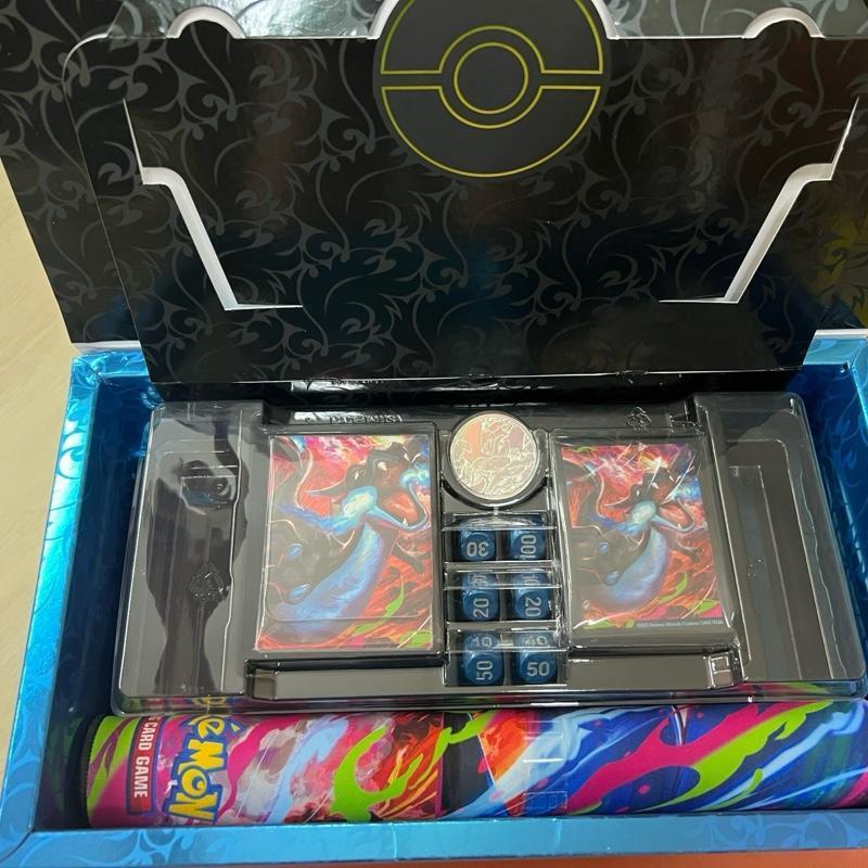 Pokemon TCG ME02 Phantasmal Flames UPC(ว่าง) กล่องลูกเต๋าเพลย์แมทแขน คอลเลคชั่นพรีเมียมพิเศษ