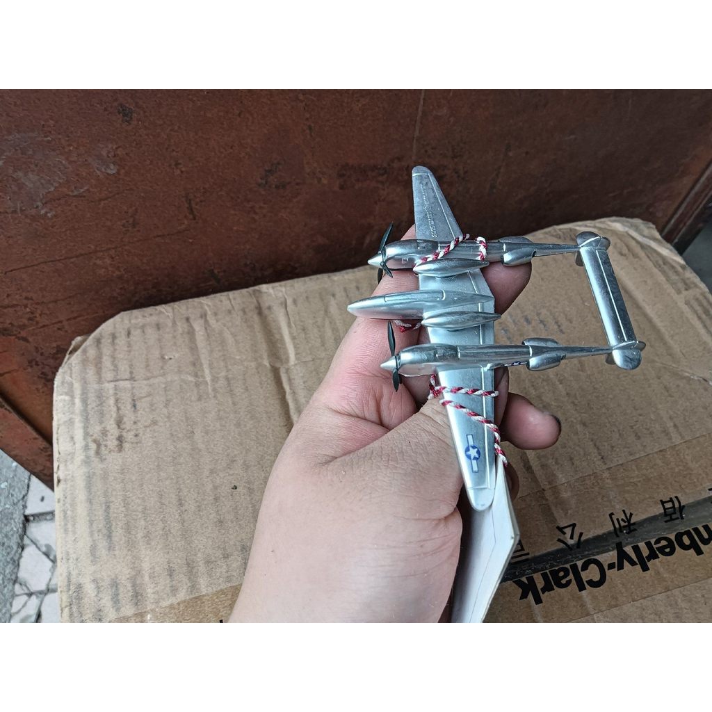 Limited Edition P-38 "Lightning" Fighter รุ่น P-38 "Lightning" Fighter เป็นเครื่องบินรบเครื่องยนต์คู