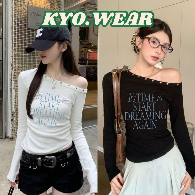 KYO 【พร้อมส่ง】แฟชั่นปาดไหล่ผู้หญิง ตกแต่งหมุดดีไซน์เอวจีบ พิมพ์ลาย "TIME START" ผ้าCOTTON โคตรนุ่มเสื้อ เสือใส่สบาย