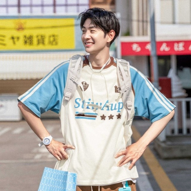 Chaistyleเสื้อยืดชาย สไตล์ลายทาง เสื้อยืดแขนสั้นพิมพ์ลายญี่ปุ่น ทรงหลวม แฟชั่นฤดูร้อน สไตล์วิทยาลัย ใส่ได้ทั้งชายและหญิง