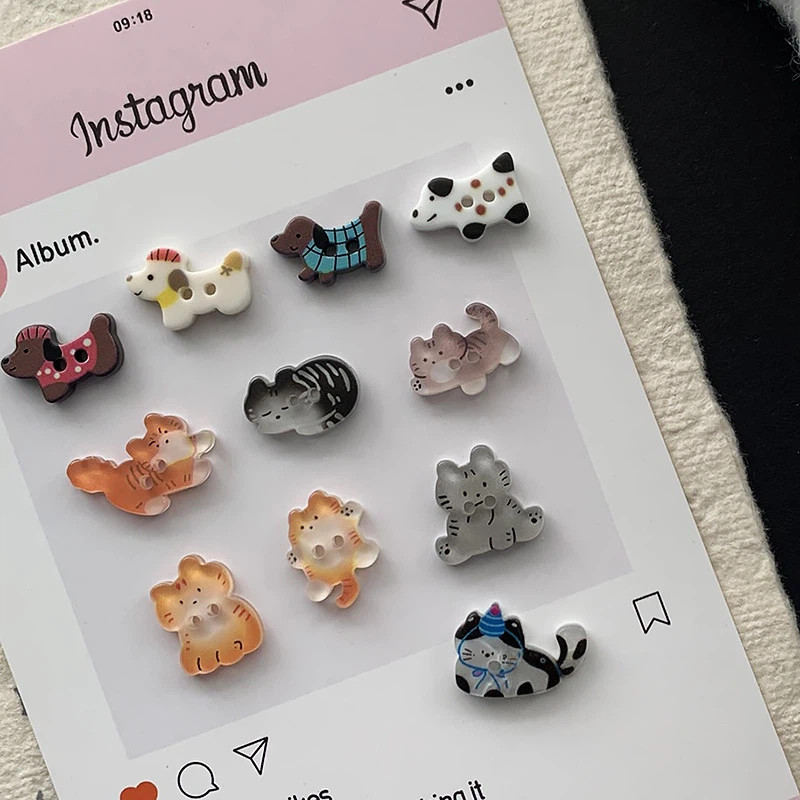 DIY เครื่องแต่งกายเย็บผ้า 10 ชิ้นการ์ตูนสีดําและสีขาวแมวปุ่มเรซิ่นสําหรับเย็บเสื้อเด็กเสื้อกันหนาวเสื้อผ้าหมวก DIY Decor