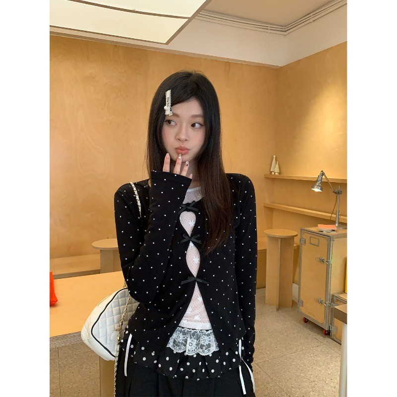 micki✨ผู้หญิง เวอร์ชั่นเกาหลี จุดคลื่น ปลอมสองชิ้น ประกบลูกไม้ แขนยาว เสื้อยืด