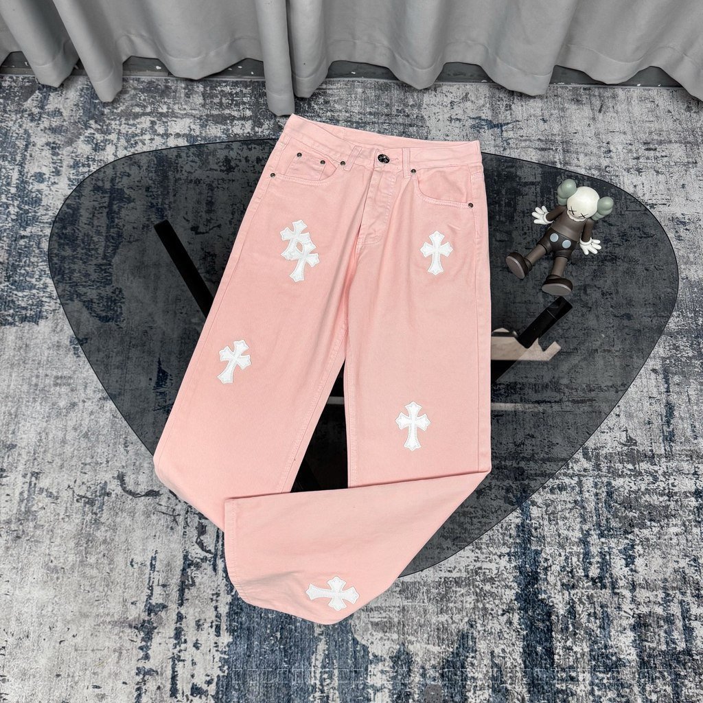 【สินค้าพร้อมส่ง】Chrome Hearts กางเกงยีนส์สีชมพูอ่อน มาพร้อมแพทช์โลโก้ Chrome Hearts