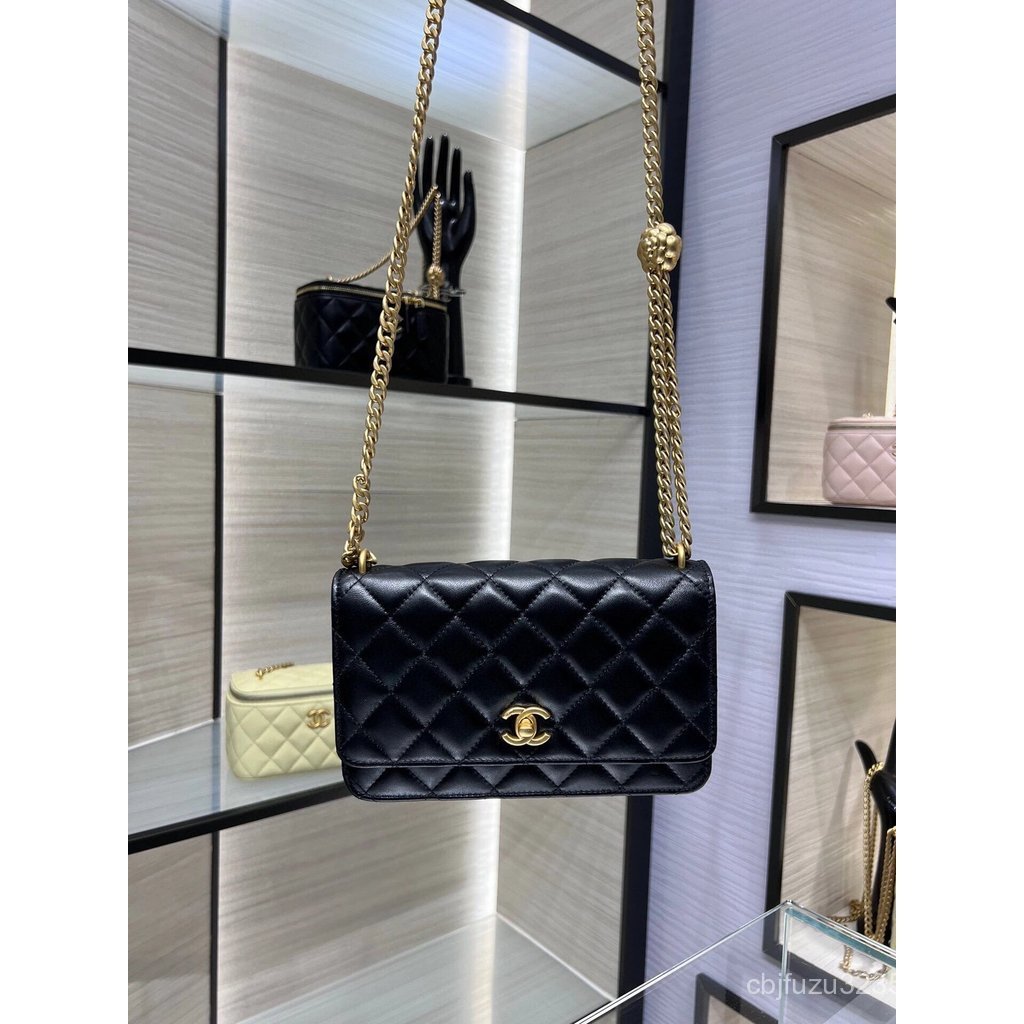 CHANEL Camellia กระเป๋าโซ่สายคล้องไหล่ มีเชือกรัดและล็อกแบบหรูหรา