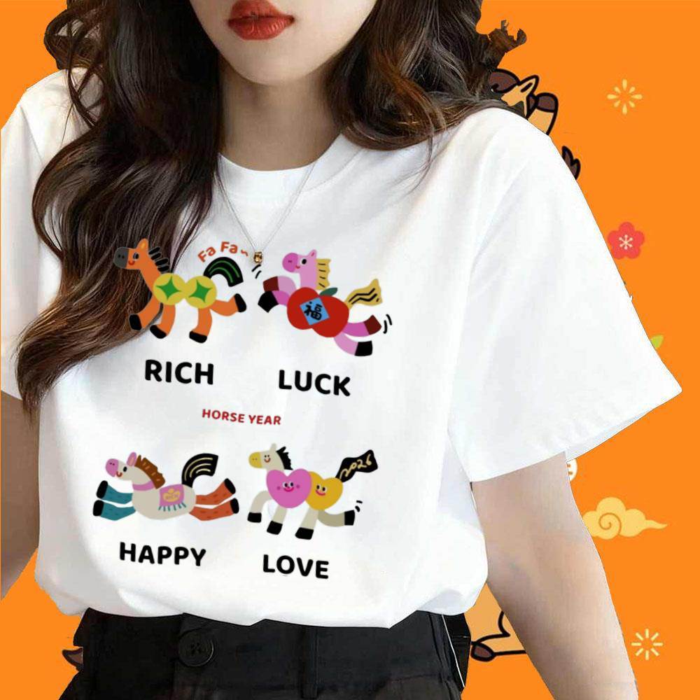 【เตรียมจัดส่ง】เสื้อยืดสวัสดีปีใหม่ การ์ตูน rich / luck / happy / love
