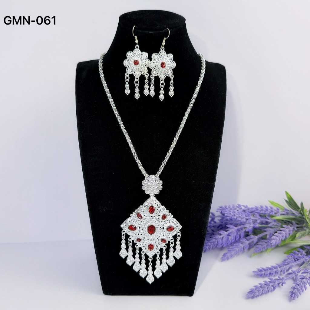 เครื่องประดับชุดไทย สร้อยคอพร้อมต่างหูหนีบ ประดับพลอยสี ลายล้านนา ใส่กับชุดไทยนางรำ งานแสดง
