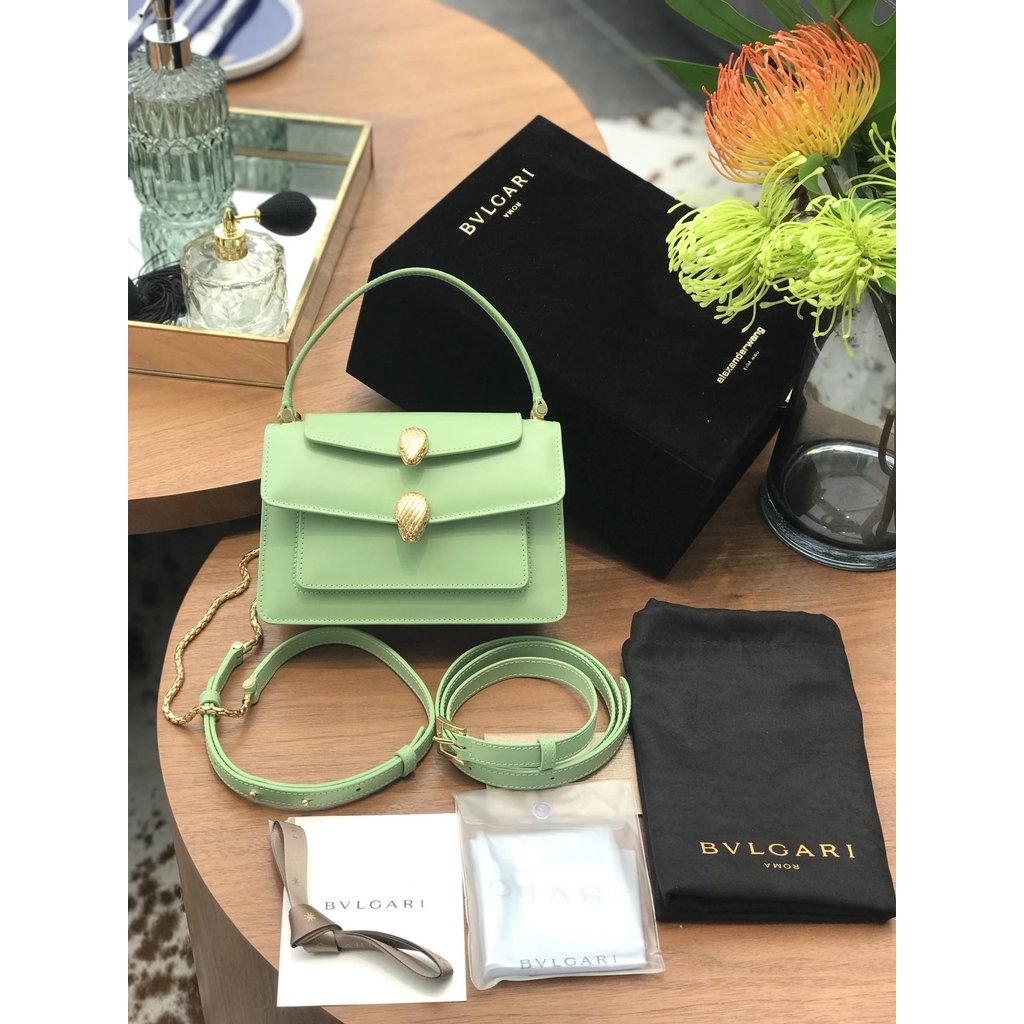 กระเป๋า Alexander Wang x Bvlgari สไตล์ใหม่ สีอะโวคาโด ใช้งานหลากหลายโอกาส ทันสมัยและเข้าได้กับทุกสไต