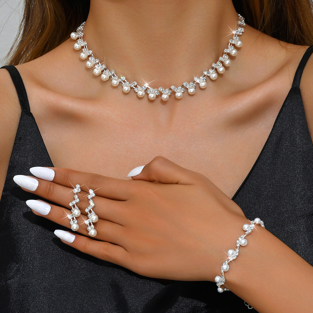 ชุดสร้อยคอมุกและต่างหูเพชรสังเคราะห์สำหรับเจ้าสาว พร้อมอัญมณีครบเซ็ต DTT6