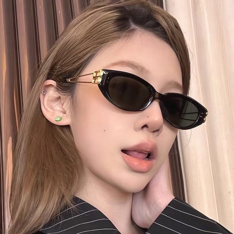 แว่นทรงแคทอาย ในสไตล์เกาหลี ยอดนิยมในหมู่บุคคลสำคัญทางโซเชียลมีเดีย กันรังสียูวี