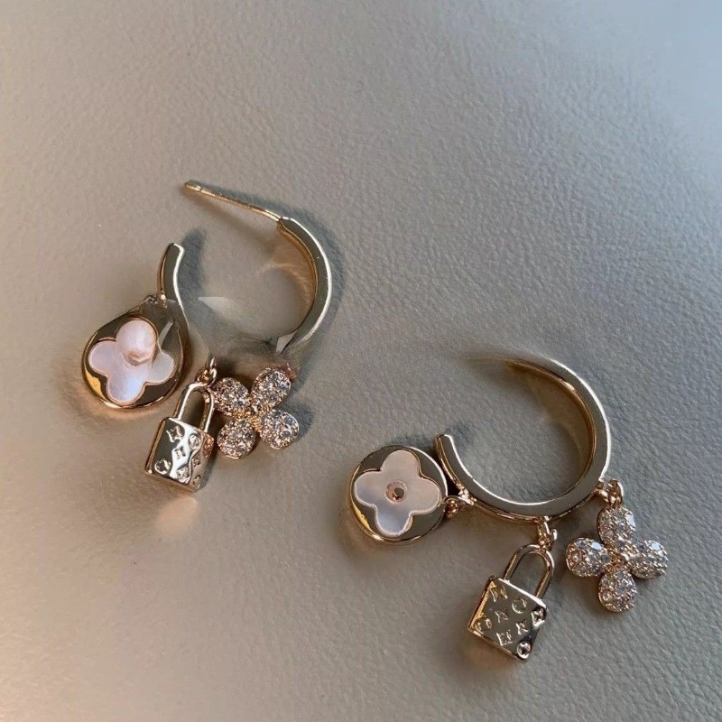 Retro Multi-Pendant ต่างหูพู่หญิงสีขาวล็อคกระพริบเพชรต่างหูดอกไม้ Four-Leaf Clover อารมณ์ High-End Design ต่างหู