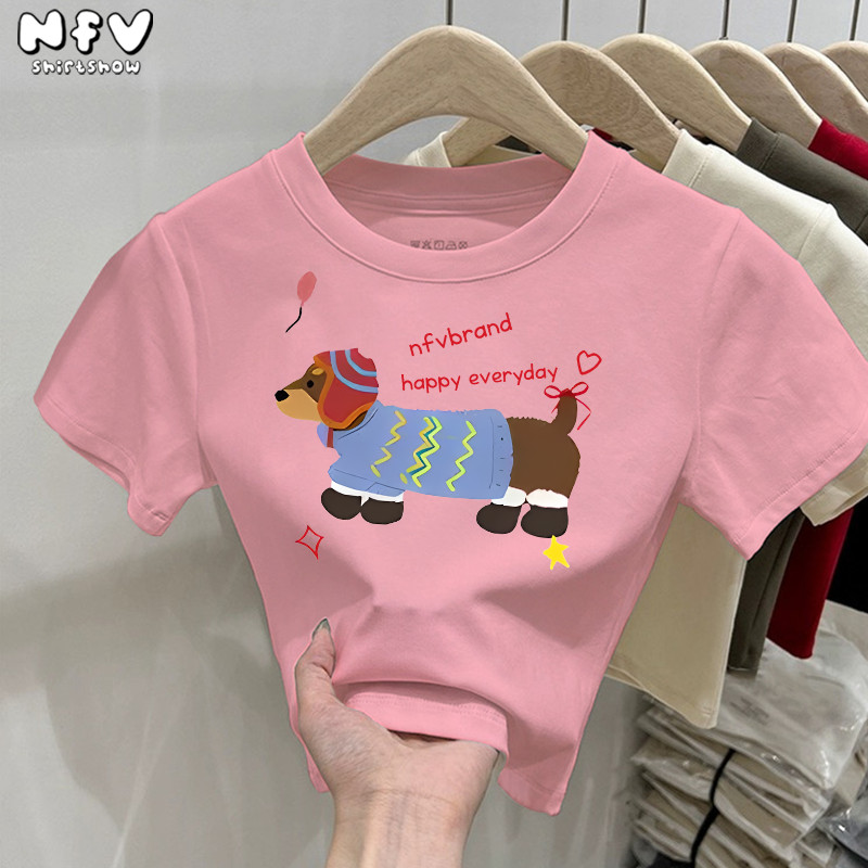 NFV เสื้อยืดเอวลอยผู้หญิง✨baby tee คอกลม ลายหมาแดชชุนด์ แฟชั่นเกาหลี เซ็กซี่ ใส่แล้วดูผอม แมตช์ง่าย YG2192