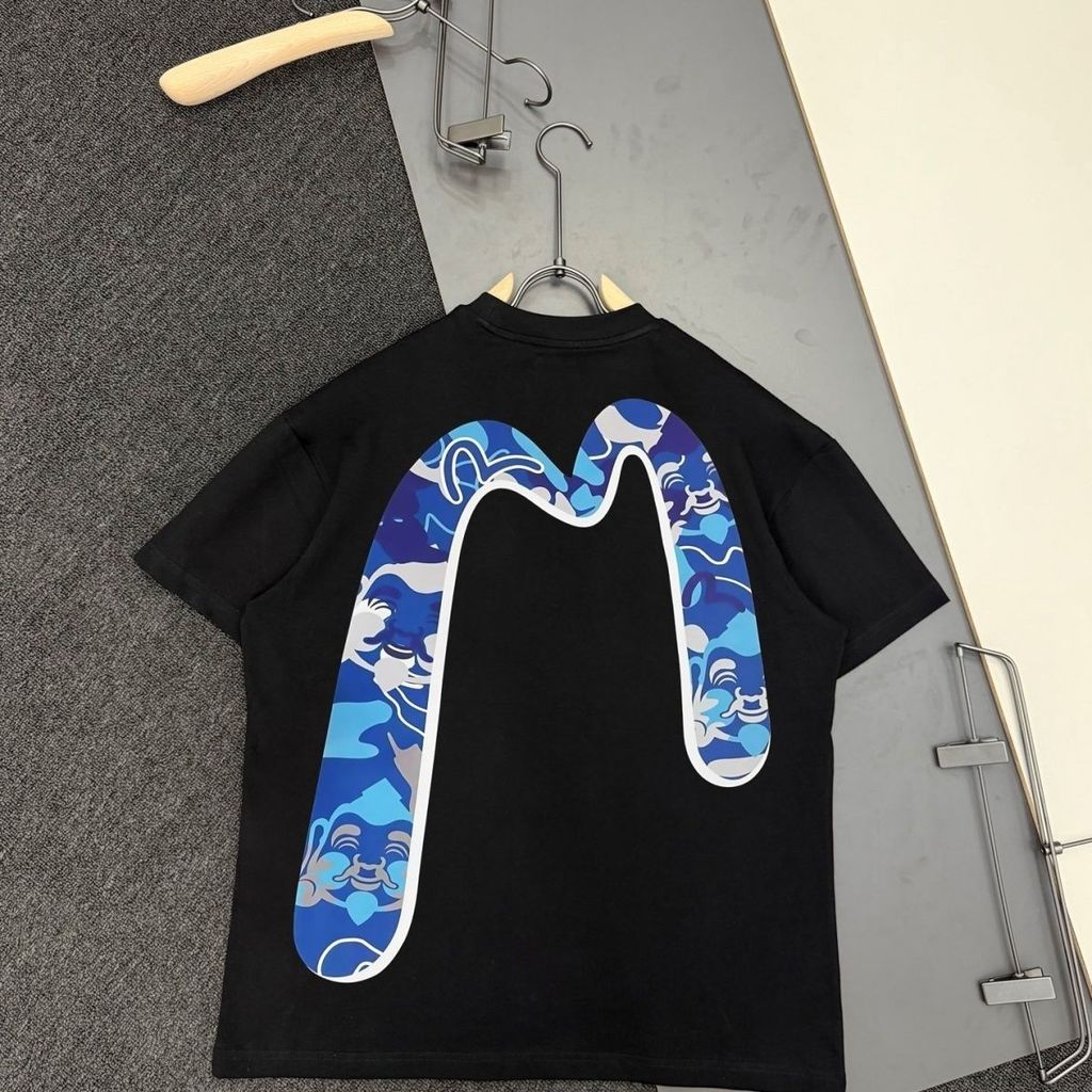 EVC สไตล์ใหม่ Street Wear ผู้ชายไม่สม่ําเสมอ Big M พิมพ์รูปแบบลําลองหลวมรอบคอแขนสั้นเสื้อยืดด้านบน