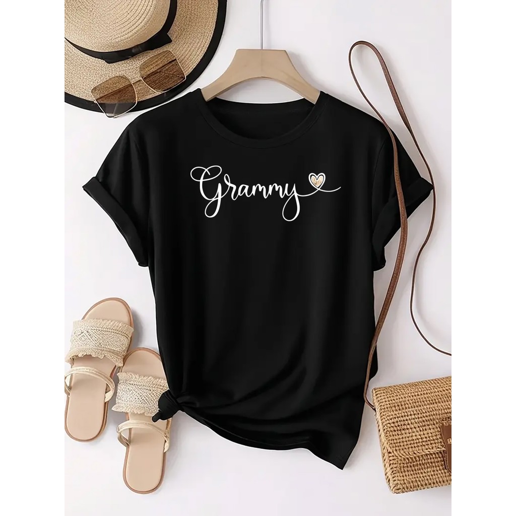 ท็อปแขนสั้นคอกลมพิมพ์ลาย Grammy&Heart สำหรับผู้หญิง พร้อมตัวอักษรลายเซ็น Grammy - เสื้อสบายสำหรับชุด