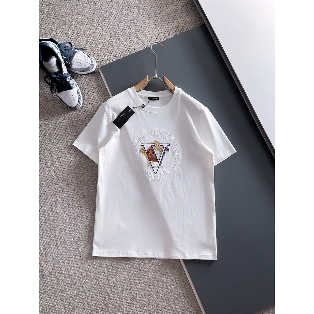 VERSACE ปี 2026 เสื้อยืดสำหรับผู้ชายและผู้หญิง ลายพิมพ์สวยงาม เสื้อยืดVersace สำหรับทั้งทำงานและลำลอ