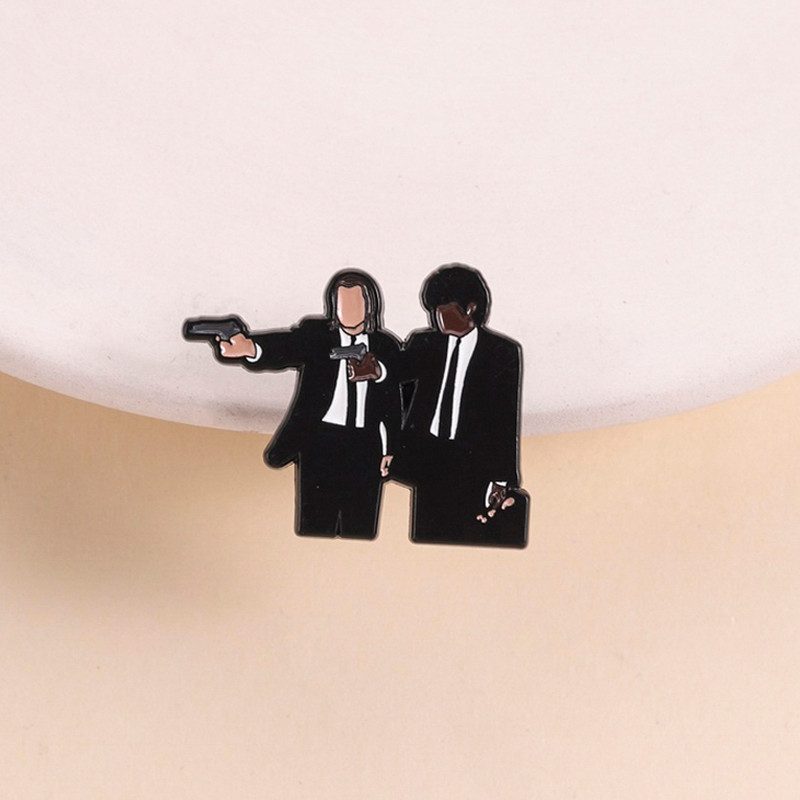Pulp Fiction พินเคลือบคลาสสิก Vincent และ Jules ออกแบบเป็นคู่ สำหรับอุปกรณ์เสริมกระเป๋าไม่ซ้ำใคร