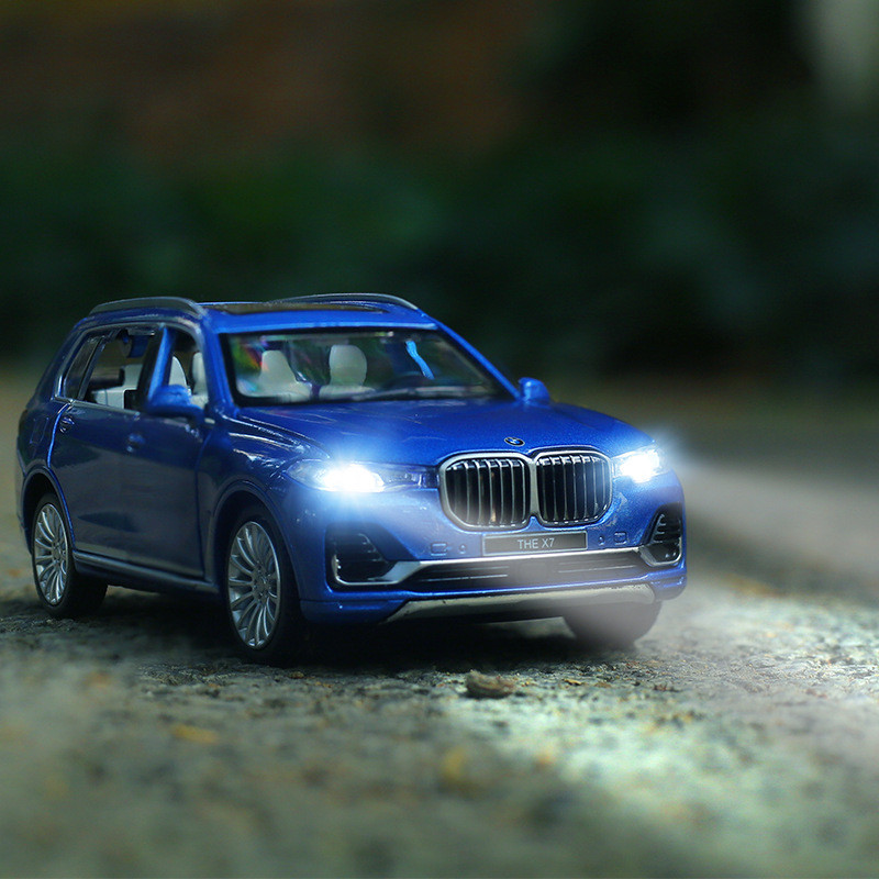 [โมเดลรถ] Caipo 1/32 BMW X7 โมเดลรถอัลลอยดึงกลับแสงเสียงรถของเล่นจําลองรถออฟโรด 88470 กล่อง