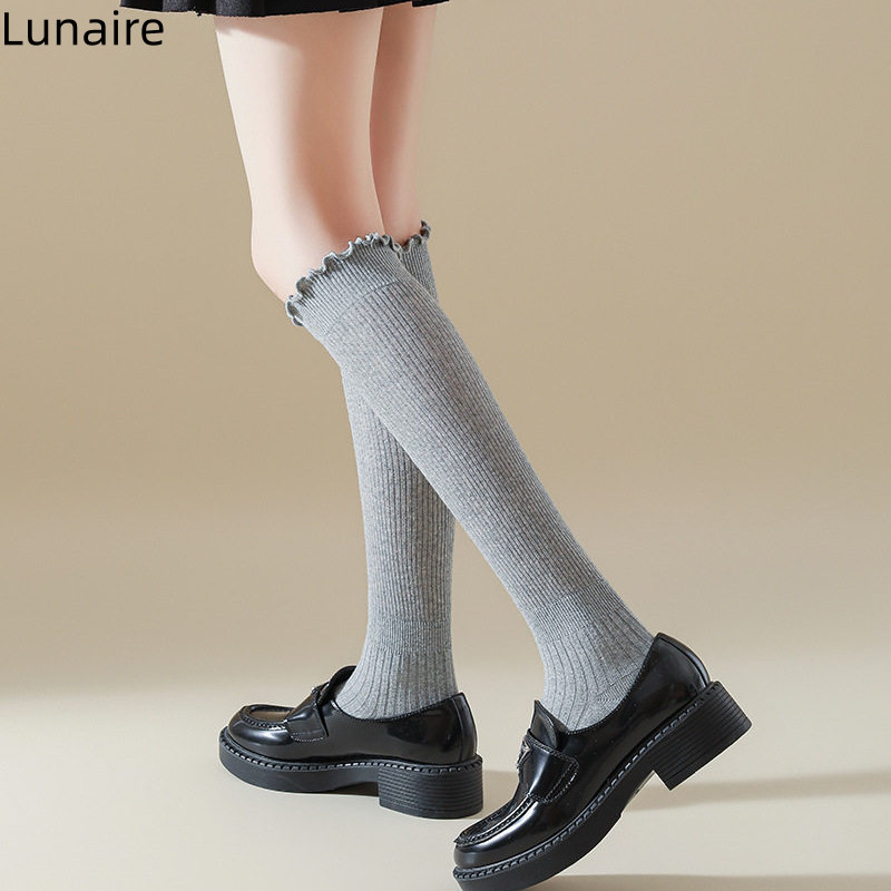 Lunaire ถุงเท้าผู้หญิงยาวถึงเข่า ขอบระบายสุดน่ารัก เหมาะสำหรับใส่คู่กับรองเท้าโลฟเฟอร์และรองเท้าบูท
