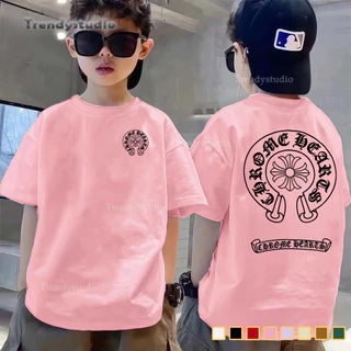 (จัดส่งตลอด 24 ชั่วโมง)เสื้อไทศิร์ตเด็กผู้ชายรุ่นใหม่ฤดูร้อน 2026 สีขาวพร้อมพิมพ์อักษร คอโค้งแฟชั่นและเป็นที่นิยมวันเด็ก