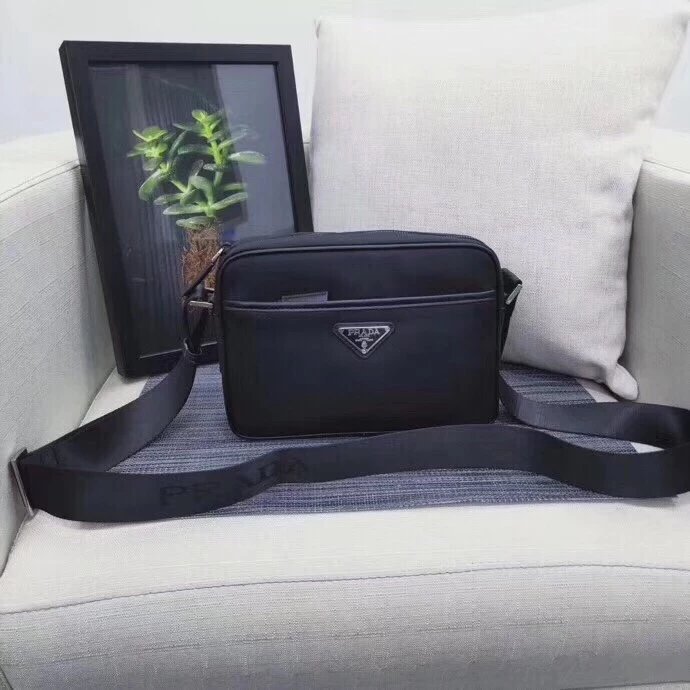 Prada Messenger Bag 2VH048 ผู้ชายไนลอนสีดําสามเหลี่ยมโลโก้ไหล่ Messenger กระเป๋ากล้องไนลอนกันน้ํากระ