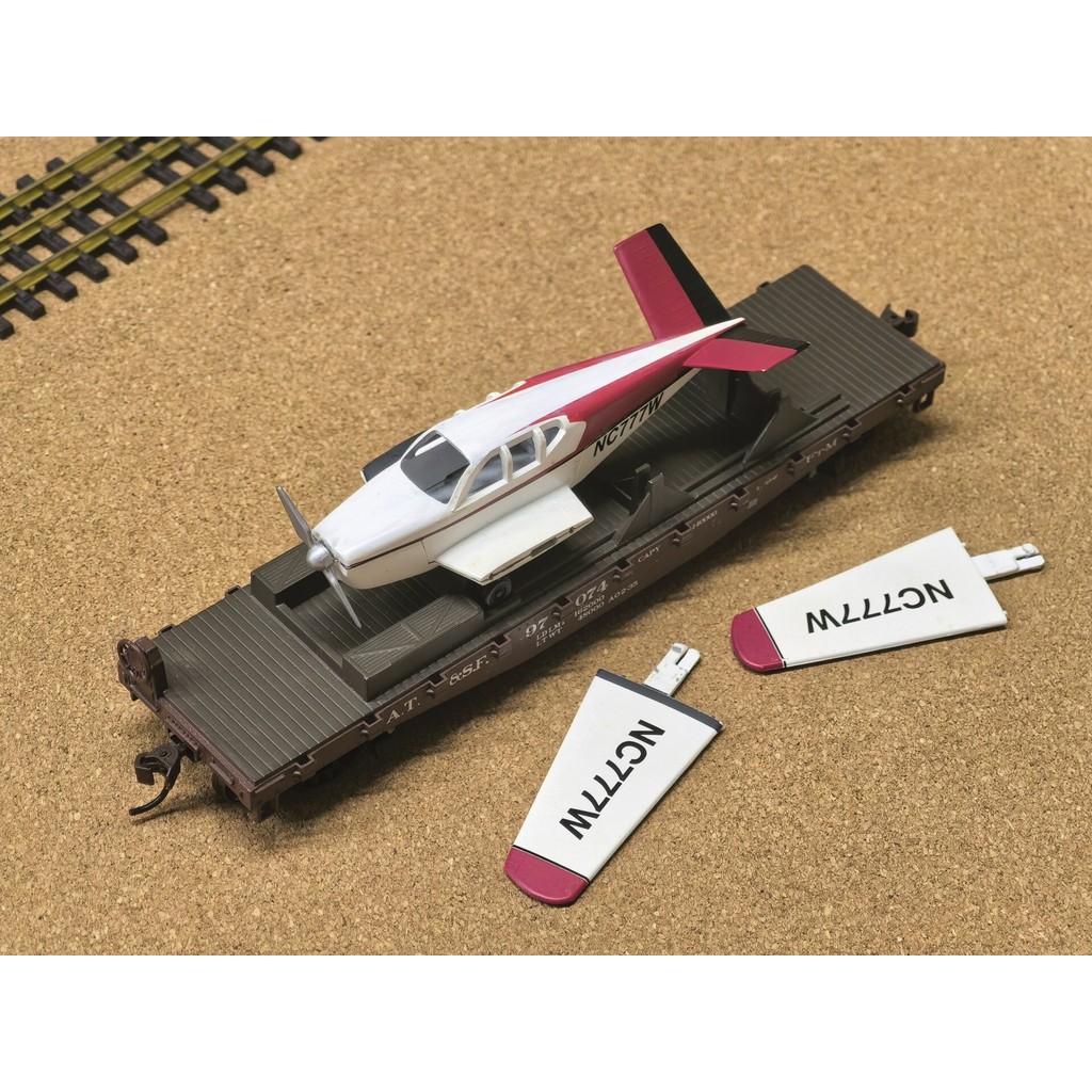Athearn 1: 87 AT & SF 40 Flatbed with Airplane Model, White Body Red Tail, NC777W Number, ไม่ใช่ใหม่
