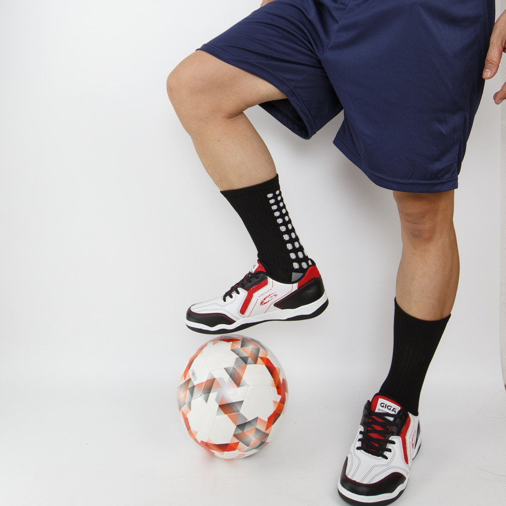 รองเท้ากีฬารองเท้าฟุตซอล GIGA(FG432)ของแท้ แถมฟรี! ถุงเท้ากันลื่น สีกรมพื้นเทา 1 คู่ สินค้าไทยแท้