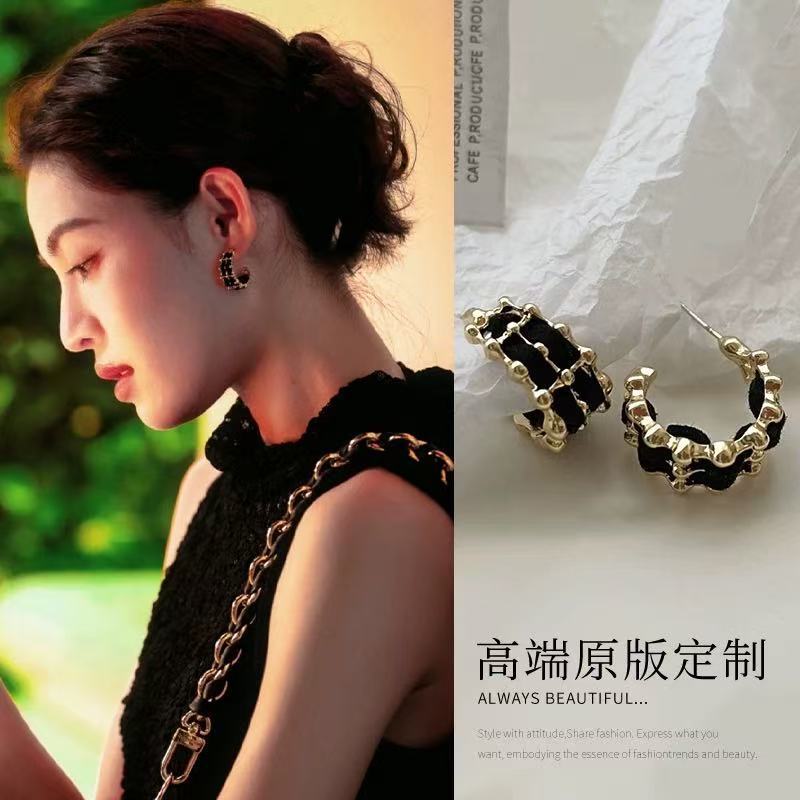 ต่างหูสตั๊ดรูปตัว K ทำจากโลหะสไตล์ย้อนยุค เหมาะกับทุกรูปหน้า
