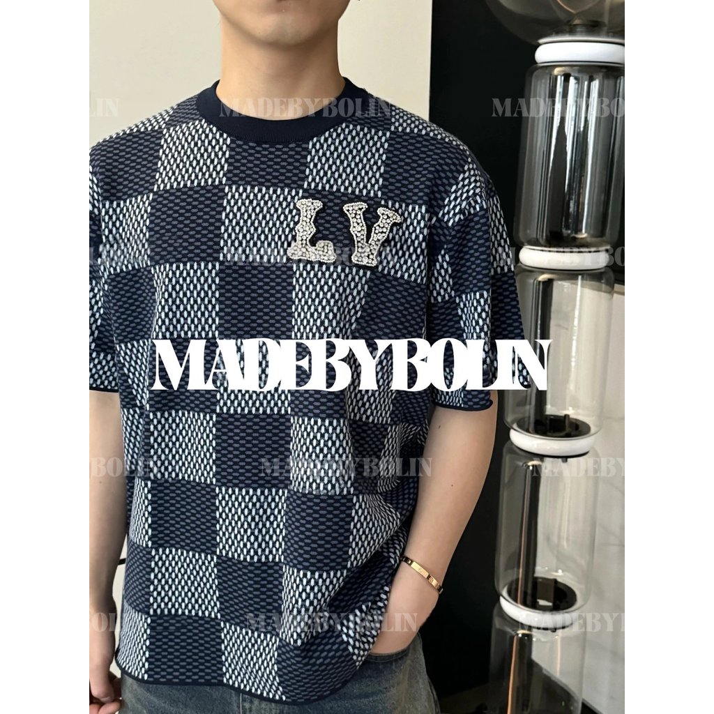 เสื้อยืดถักแขนสั้นลายตารางสีฟ้า สไตล์ V จากแบรนด์ AMIER เหมาะสำหรับทั้งชายและหญิง