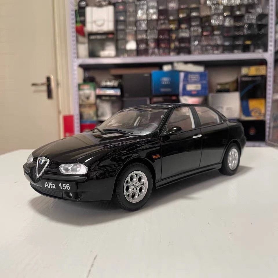 1: 18 Triple9 Alfa Romeo Alfa Romeo 156 1998 รถรุ่นสีดํา