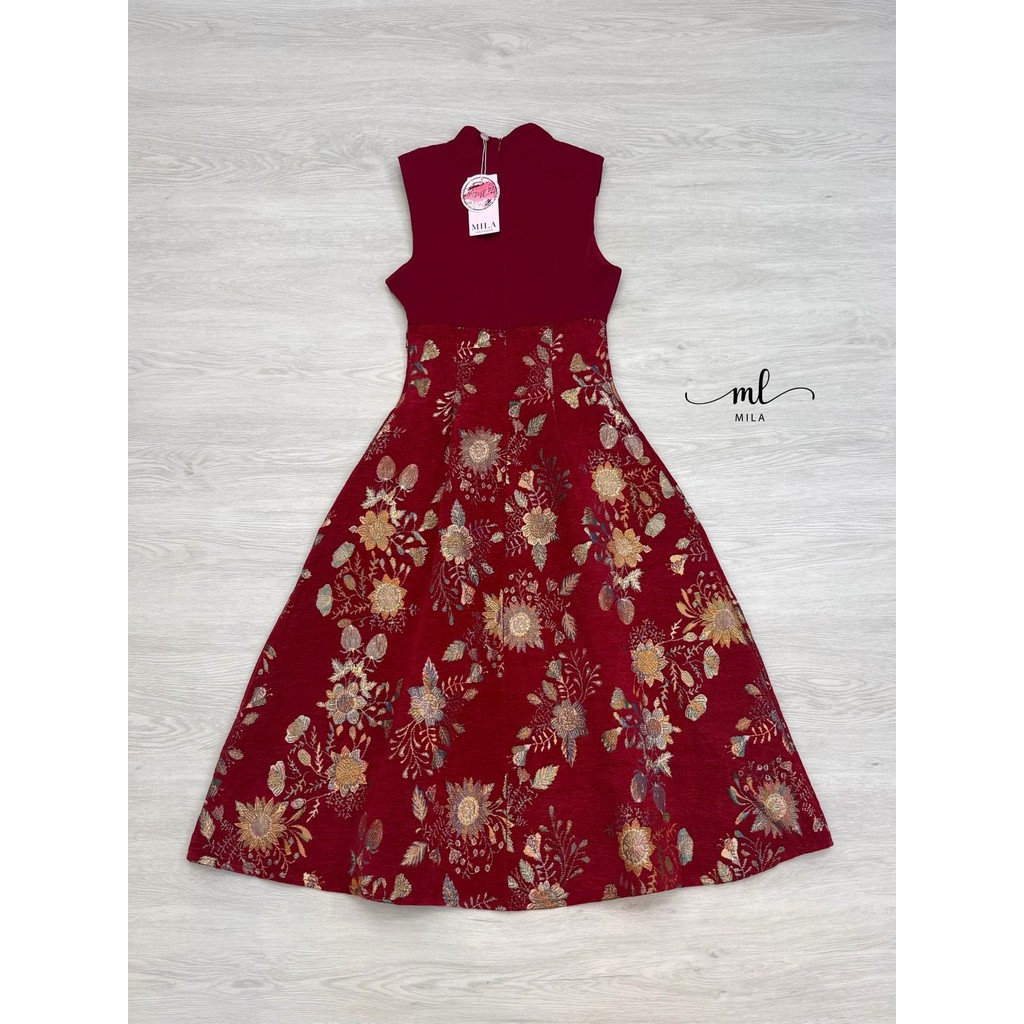 (พร้อมส่ง) Mila28 เดรสแขนกุดสีแดงเข้ม ดีไซน์คอจีน  ตัดต่อกับกระโปรงผ้าทอลายดอกไม้โทนทอง กระโปรงทรงจีบบาน - รูปที่ 7