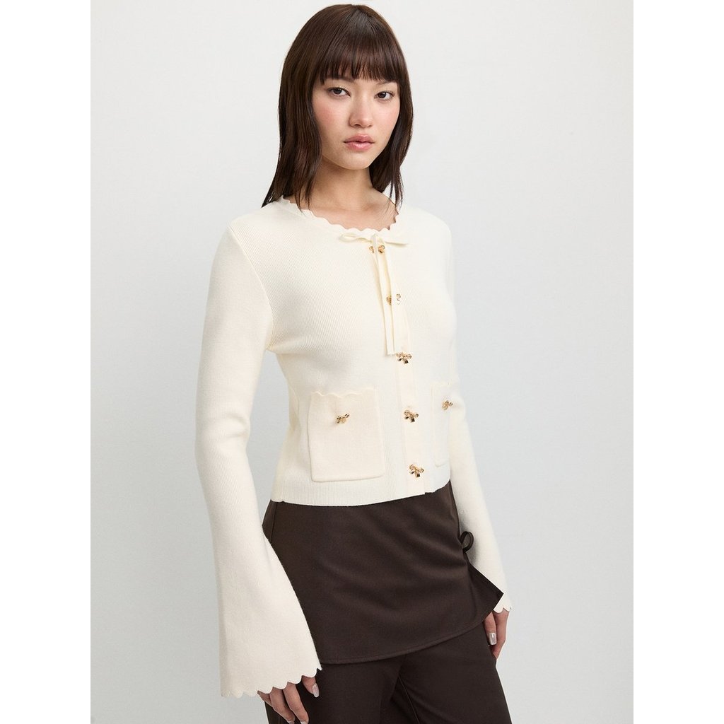 [Pomelo] เสื้อแขนยาวทรงครอปติดกระดุมดีเทลขอบหยัก / Button-Front Long Sleeve Wavy Hem Crop Top – Off