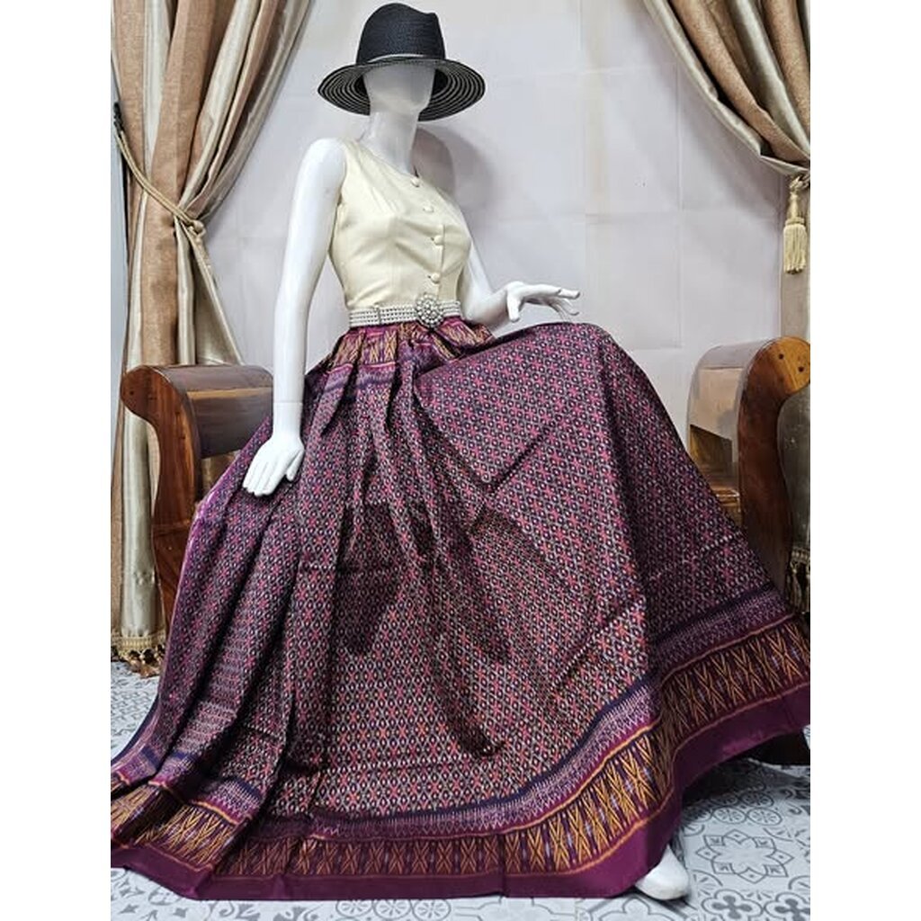 ซิ่น ผ้าไหมมัดหมี่ 3ตะกอ งานมัดหมี่ 49ลำ ฟืม60 ขนาด 1x2เมตร ลายดอกมะเฟือง โทนสีคลาสสิค รหัส R2Q-TT-0