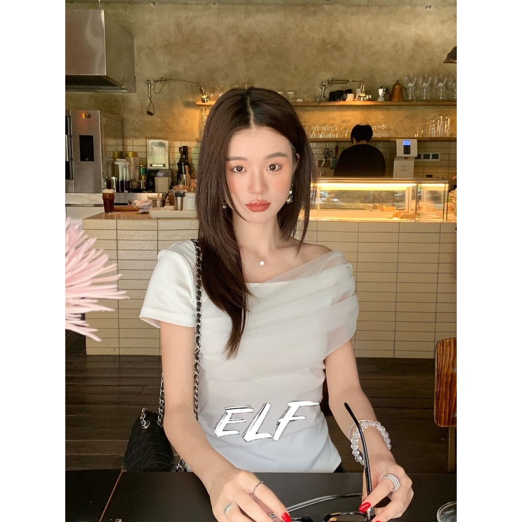 เสื้อยืดเกาะอกแบบเปิดไหล่ สไตล์ปะต่อสีขาว