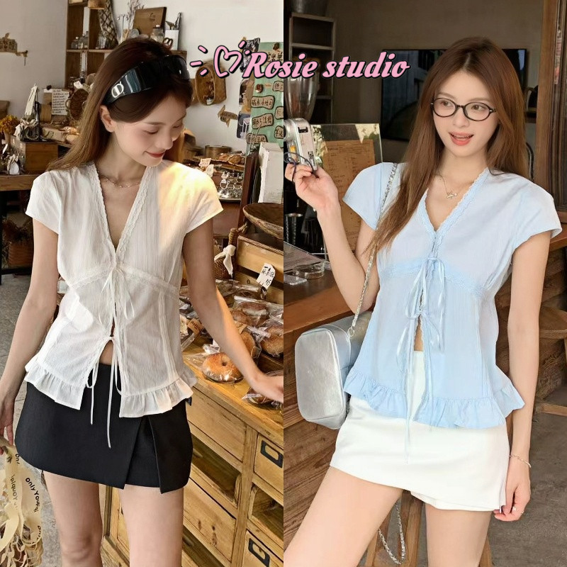 Rosie✨พร้อมส่ง💎เสื้อเชิ้ตแขนสั้นเชือกผูกเอวกระชับ ทรงครอปวีคอลเลแต่งลูกไม้ ผิดรูปร่างสวย เสื้อสไตล์สวยงาม