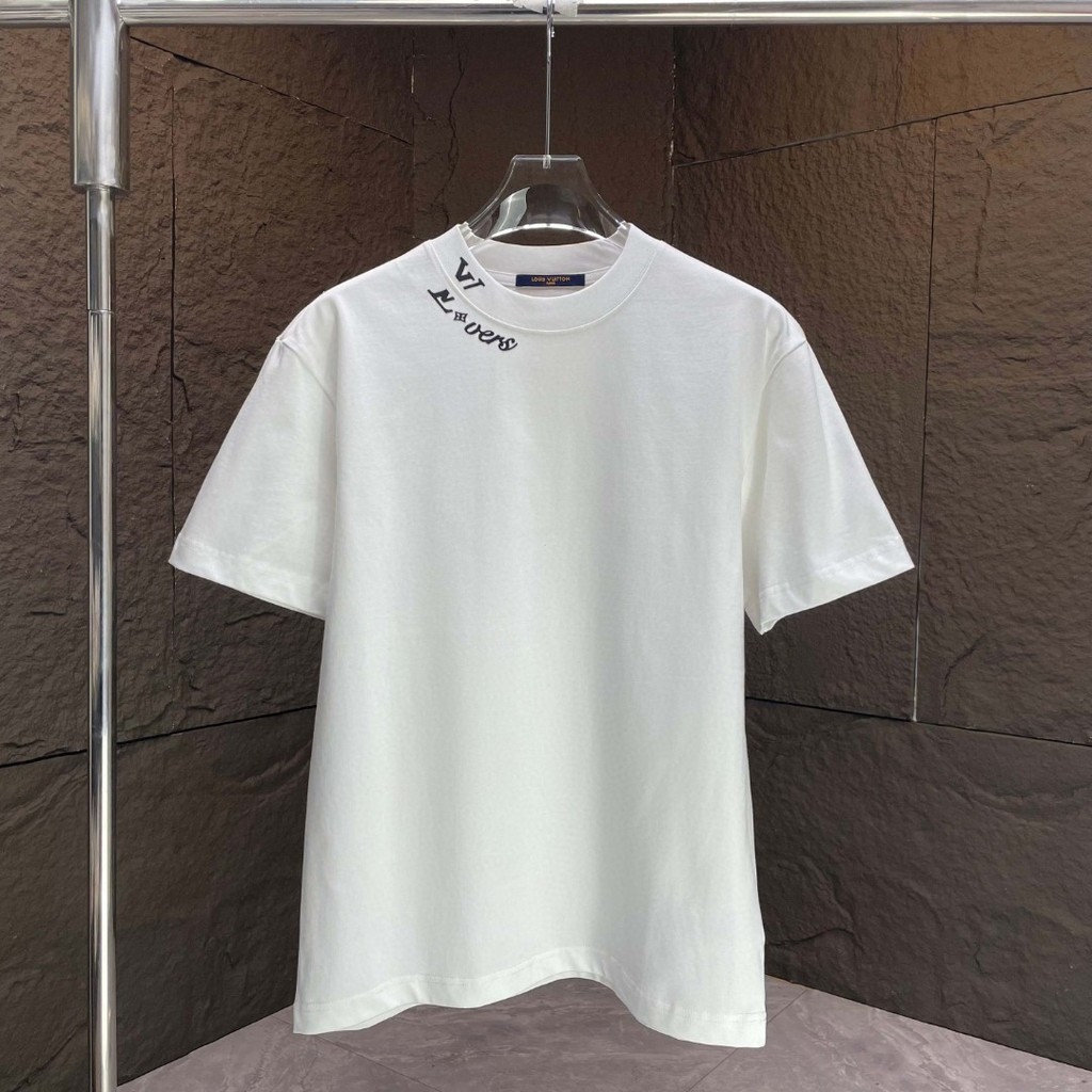 เสื้อยืดแขนสั้น LV พิมพ์ลายโลโก้ ทรงคล่องตัว สำหรับผู้ชาย