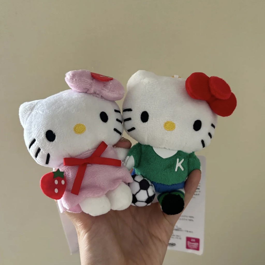 50th Anniversary Football Strawberry hellokitty จี้ตุ๊กตาตุ๊กตาตุ๊กตา Hello Kitty kt Cat พวงกุญแจจี้