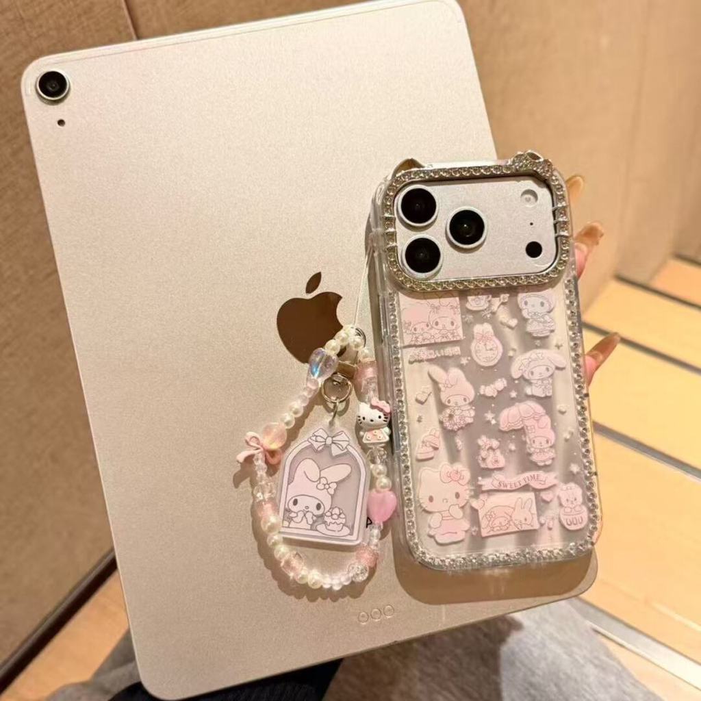 ตัวการ์ตูนสีชมพูสําหรับ Apple 17promax/16pro/เคสป้องกัน · กรอบกล้องแมว KT Sanrio สีชมพู สมุดมือสนุกน่ารัก iPhone 13 Pro Max