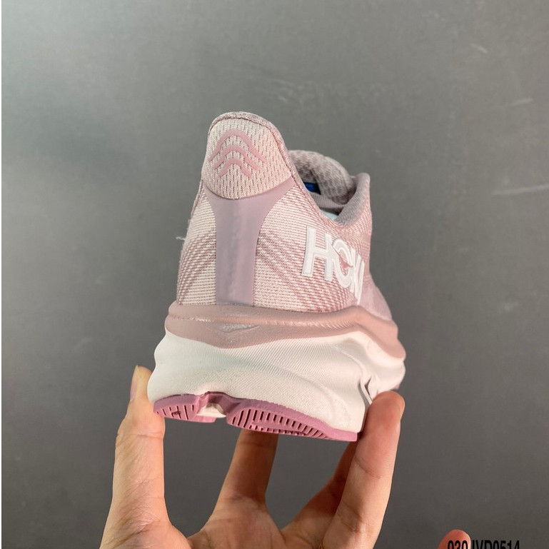 รองเท้าวิ่งสำหรับผู้หญิง Hoka Clifton 9 และ Hoka Bondi 8