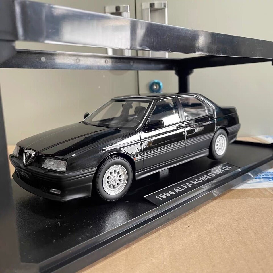 1: 18 Triple9 Alfa Romeo 168 Alfa Romeo 164 1994 รุ่นรถ สินค้าหางสินค้าคงคลังสีดํา พฤษภาคมเล็กน้อยหร