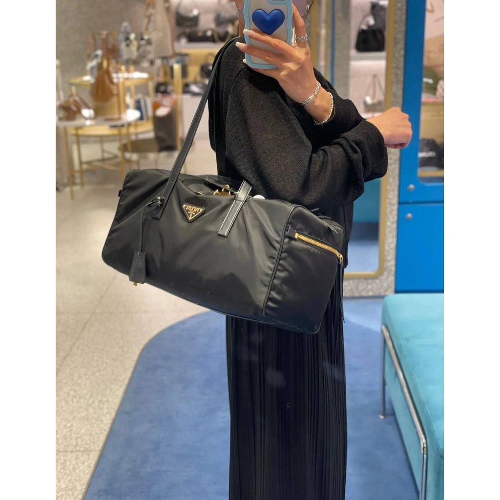 Prada Nylon กระเป๋าน้ําหนักเบาที่ใช้งานได้จริงกระเป๋าวัสดุเดียวกันกระเป๋าเดินทางฟิตเนสผู้ชายผู้หญิงเ