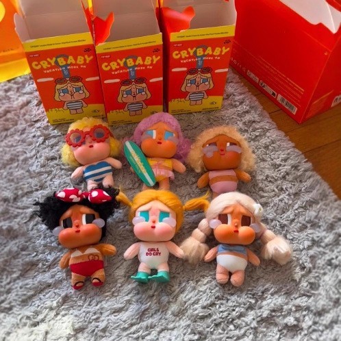 Pop Mart crybaby สินค้าใหม่ crybaby กล่องลึกลับรุ่นที่สอง จี้ตุ๊กตาไวนิล กล่องลึกลับ ของเล่น ตุ๊กตาขายดี