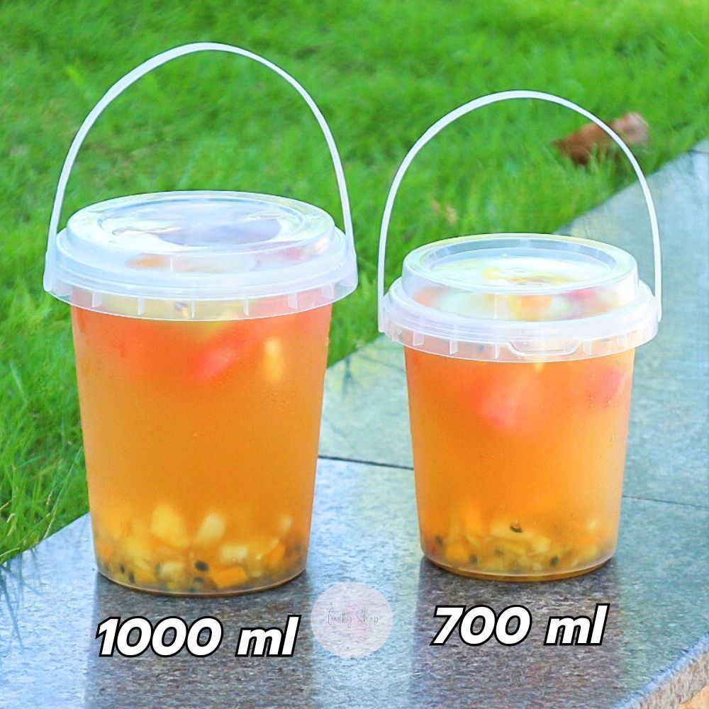 แก้วพลาสติกใส แก้วถัง มีฝาปิด พร้อมหูหิ้ว ขนาด 700 / 1000 ml. มีช่องใส่หลอด 2 ช่อง (ราคา 1 ชิ้น)