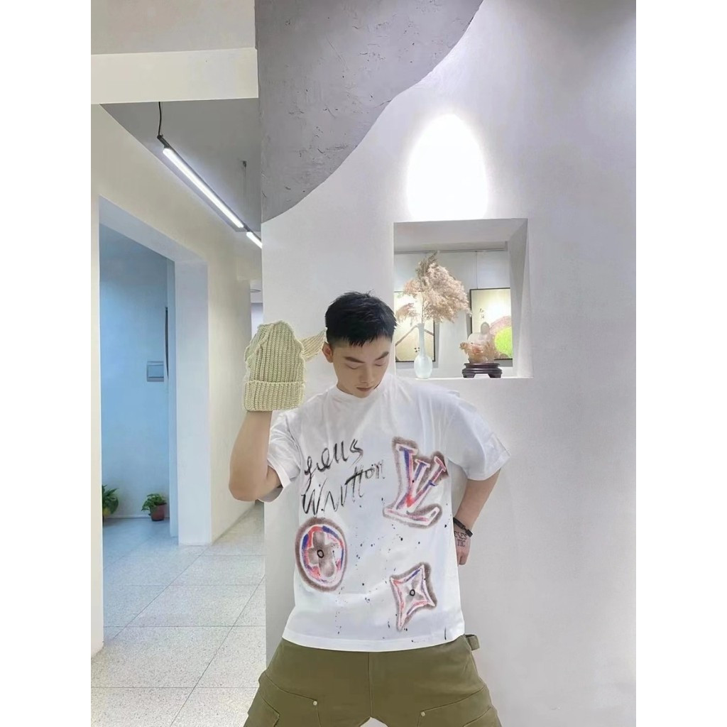 LOUIS VUITTON/LV/2026 คลาสสิกรอบคอแขนสั้นเสื้อยืดผู้ชายผู้หญิงสบาย Breathable Letter Counter สไตล์ฤด