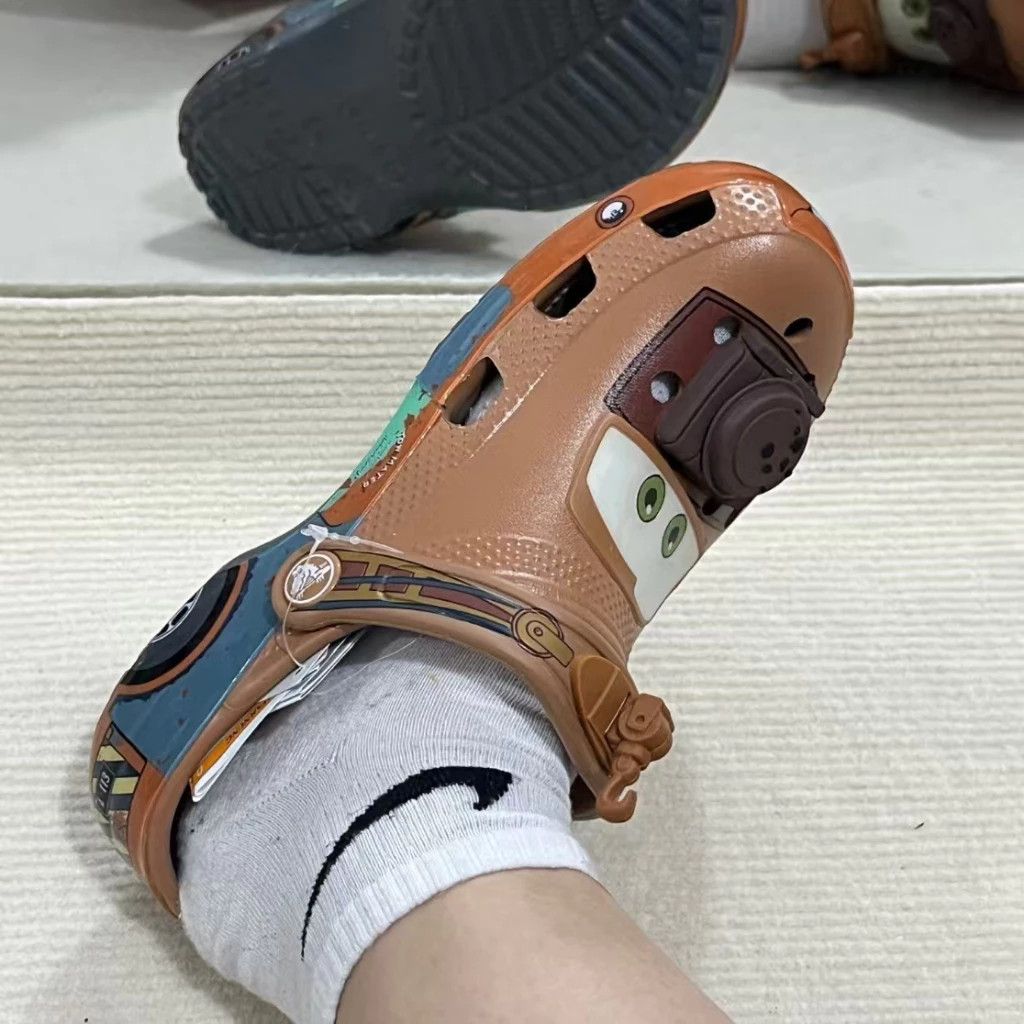 ส่งฟรี （ของแท้ 𝟭𝟬𝟬%）Crocs Classic clog X Cars ชาย หญิง  "Lightning McQueen" "Mater"จัดส่งในวันเด