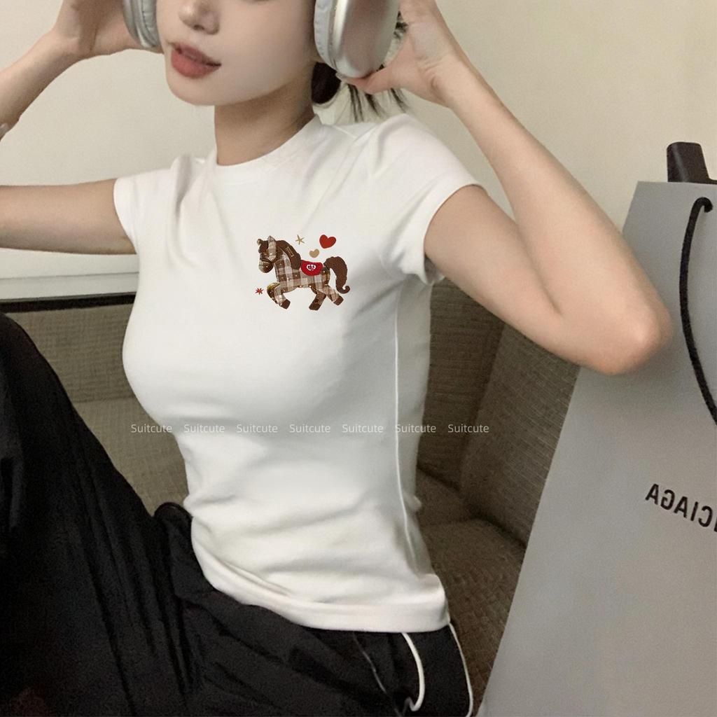 Suitcute D210 เสื้อแขนสั้นสำหรับผู้หญิง แบบสวมใส่ง่าย เหมาะกับอากาศร้อน พิมพ์ลายหลากหลาย