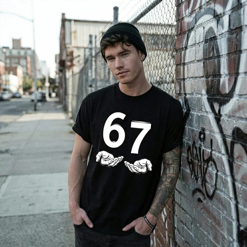 เสื้อยืดผู้ชายสไตล์ยุโรปและอเมริกัน ลายตลก Six Seven 67 Meme Gen Alpha Slang 67 Hands ผ้าฝ้ายเรโทร ส